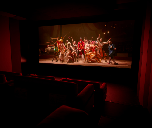 Demo room Adeo Group a ISE 2026 con schermo Screen Research Cinemascope